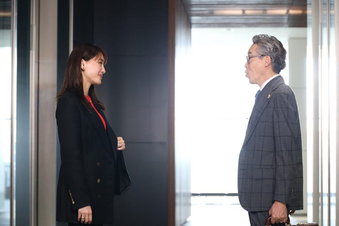 綾瀬はるか、浅野和之/「元彼の遺言状」第3話より(C)フジテレビ