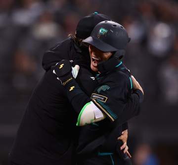 劇的サヨナラ勝ちの新庄監督「いまをときめく奈良間様に全て聞いてください」取材対応を見送る