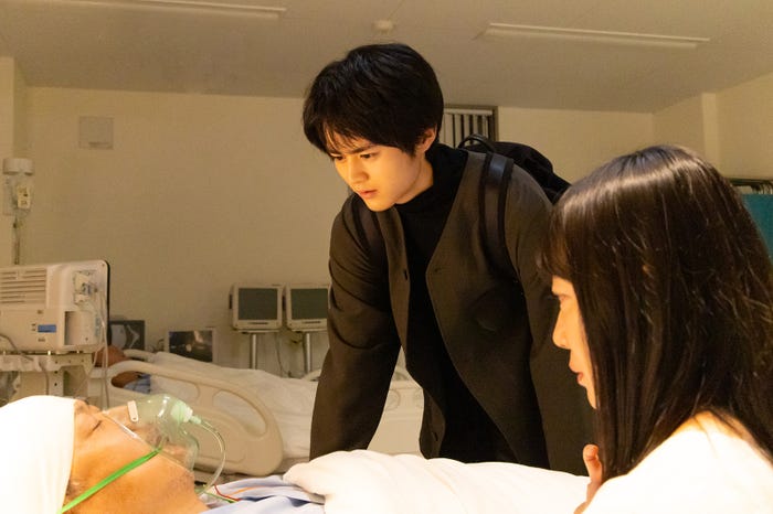 田中哲司、鈴鹿央士、菅野美穂「ゆりあ先生の赤い糸」第1話より(C)テレビ朝日