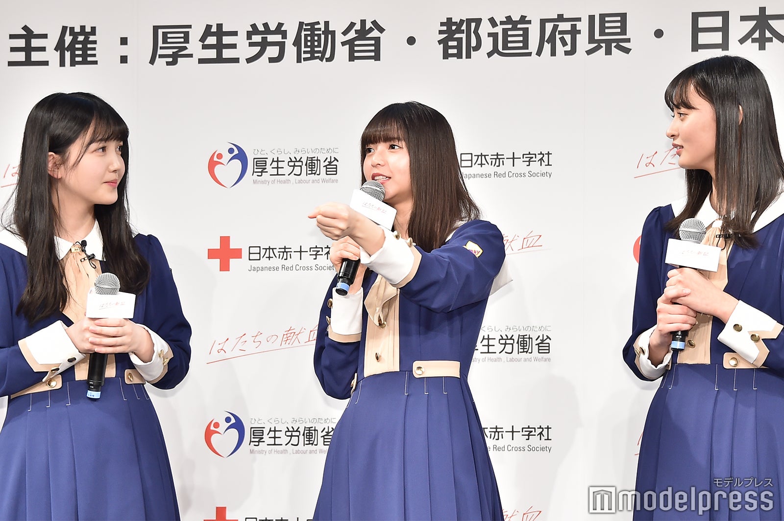 久保史緒里、自撮り棒操作が難しいことを訴える齋藤飛鳥、遠藤さくら （C）モデルプレス