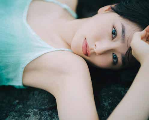 桜井日奈子、大人の艶やかな姿披露 2024年カレンダー決定