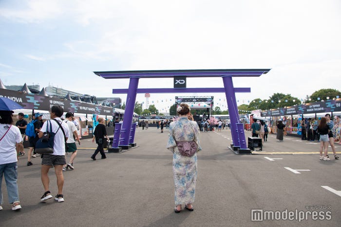 エントランスの先には鳥居(C)モデルプレス