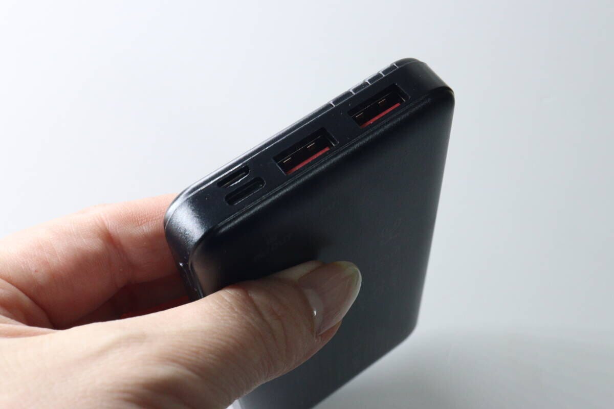 手で持ったモバイルバッテリーの側面にある充電ポート