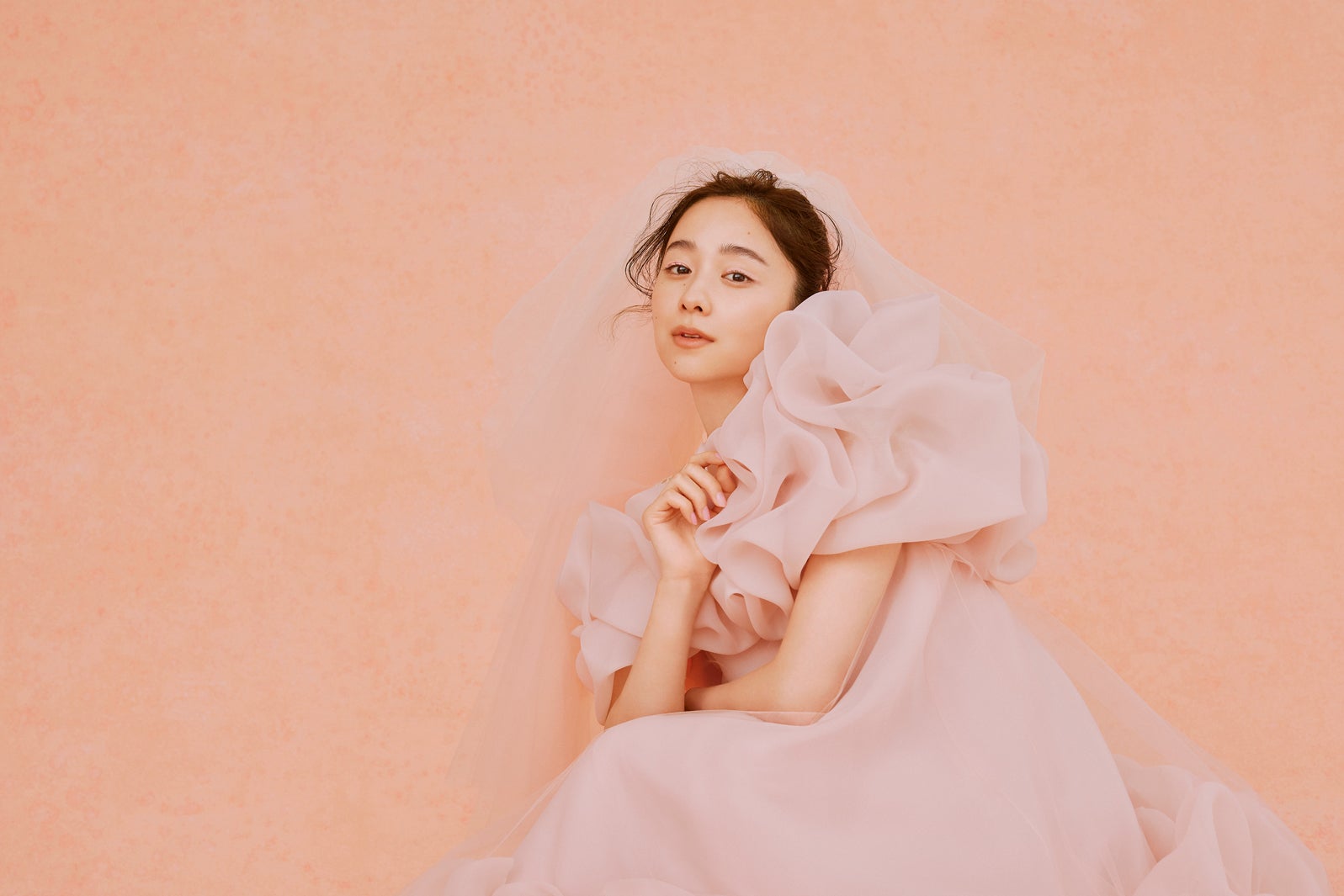 堀田真由　ゼクシィ　パネル　写真集　超貴重 堀田真由“世界に一つだけのドレス”で花嫁姿に 大河ドラマ出演