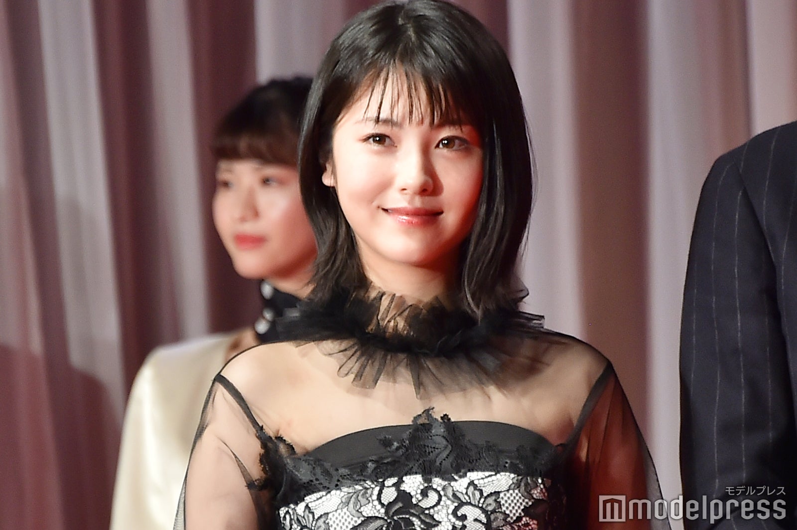 浜辺美波、透け感溢れるレースドレスで美肌披露＜第32回日刊スポーツ映画大賞・石原裕次郎賞＞