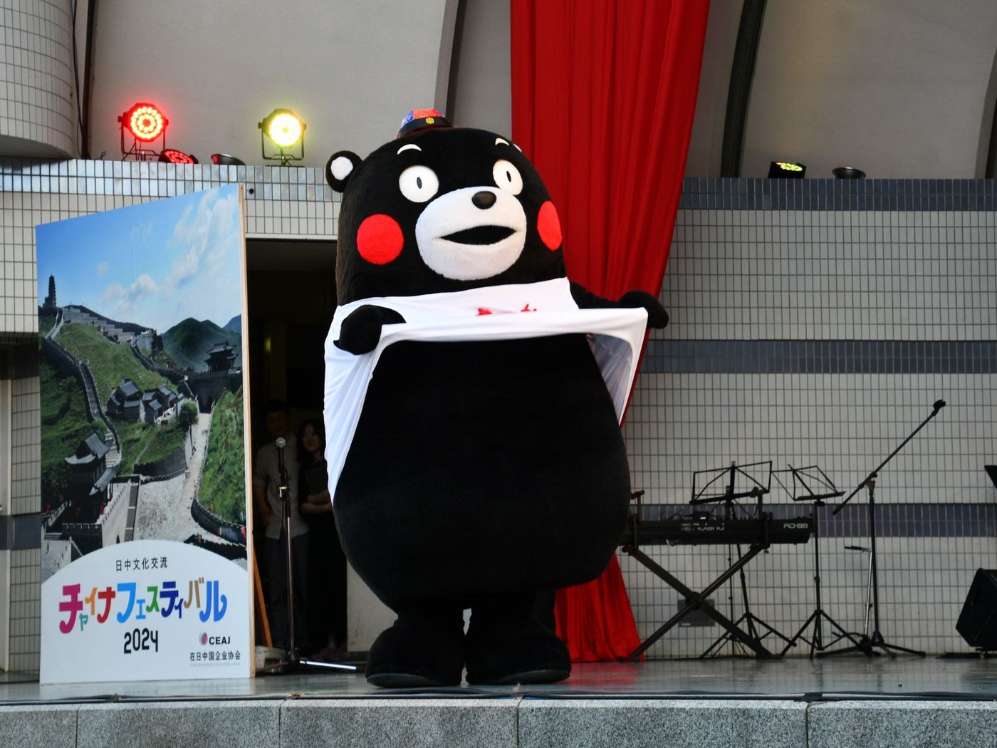 いつもの癖で筋肉を見せつけるくまモン＝9月8日、東京都渋谷区