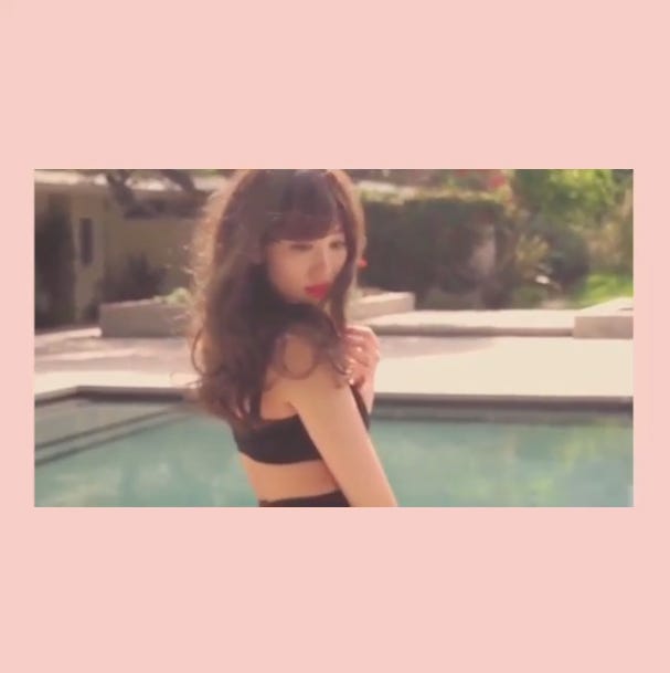 水着姿も公開/小嶋陽菜Instagramより