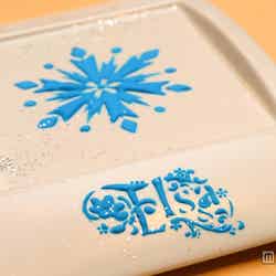 お皿にはエルサと雪の結晶のデザイン
