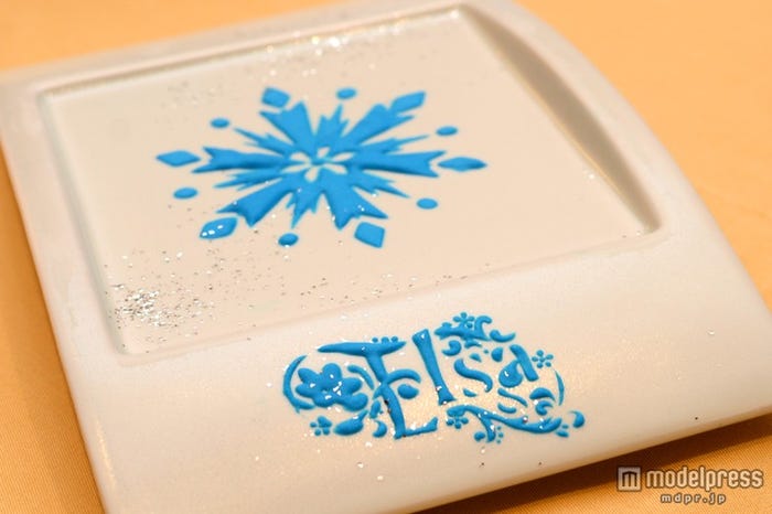 お皿にはエルサと雪の結晶のデザイン