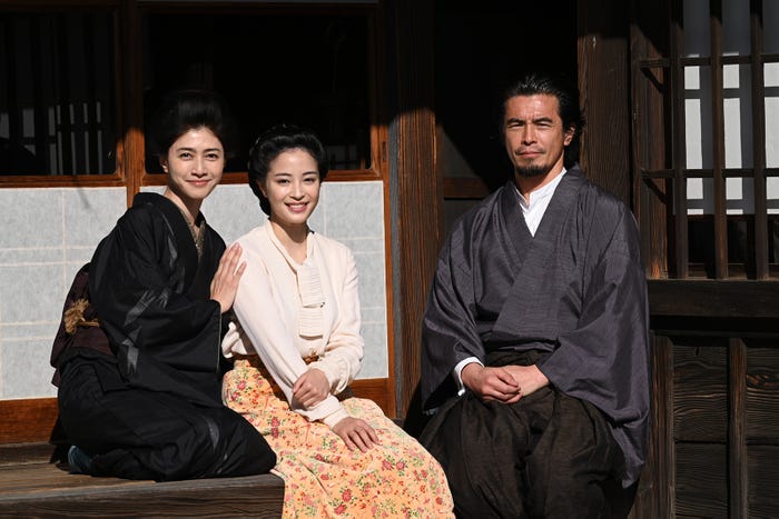 内田有紀、広瀬すず、伊藤英明 (C)テレビ朝日