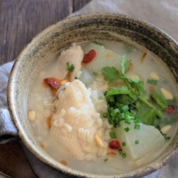 韓国グルメがおうちで手軽に楽しめる!「ぷちぷちもち麦入り参鶏湯風スープ」の作り方