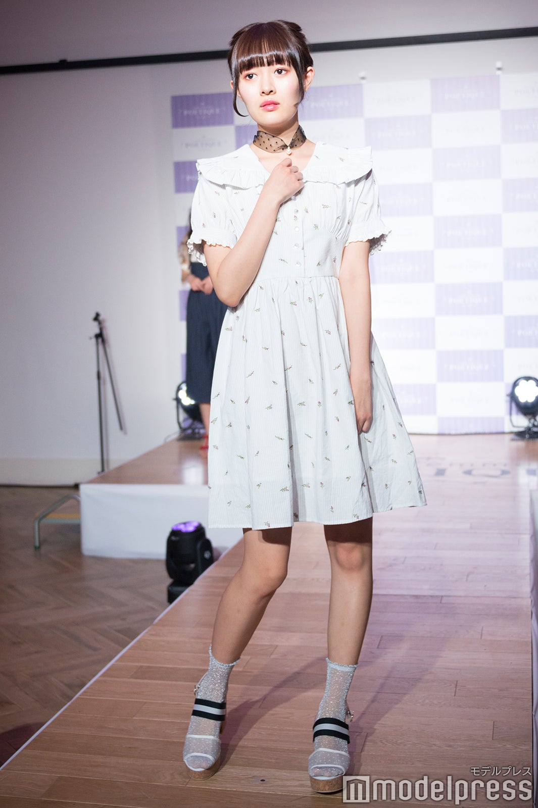 襟と袖のフリルが特徴的な小花柄のワンピース（C）モデルプレス