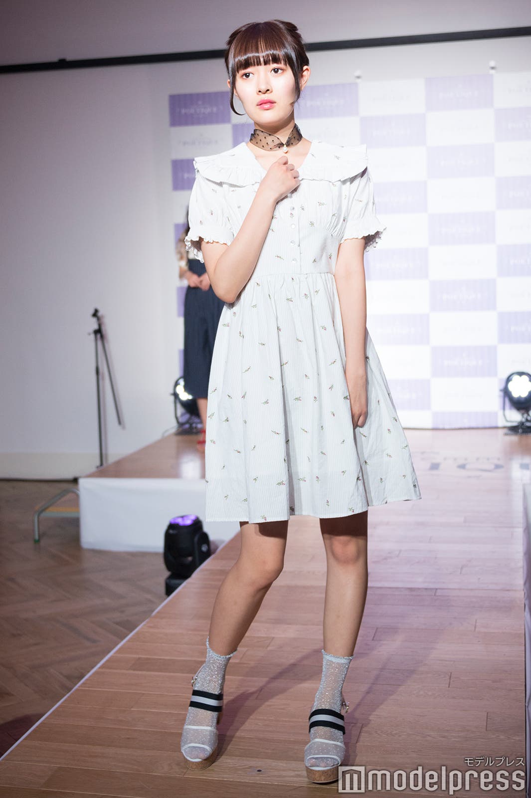 襟と袖のフリルが特徴的な小花柄のワンピース(C)モデルプレス