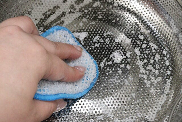 ダイソーの取っ手付浅型パンチングザルは目詰まりしにくくお手入れしやすい