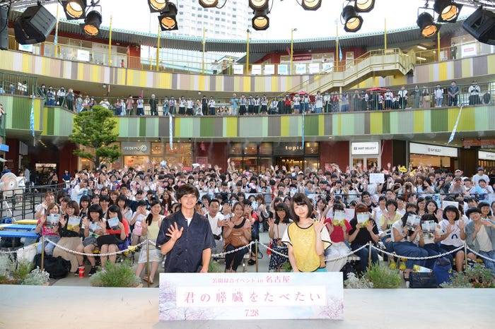 北村匠海、浜辺美波(C)2017「君の膵臓をたべたい」製作委員会 (C)住野よる/双葉社