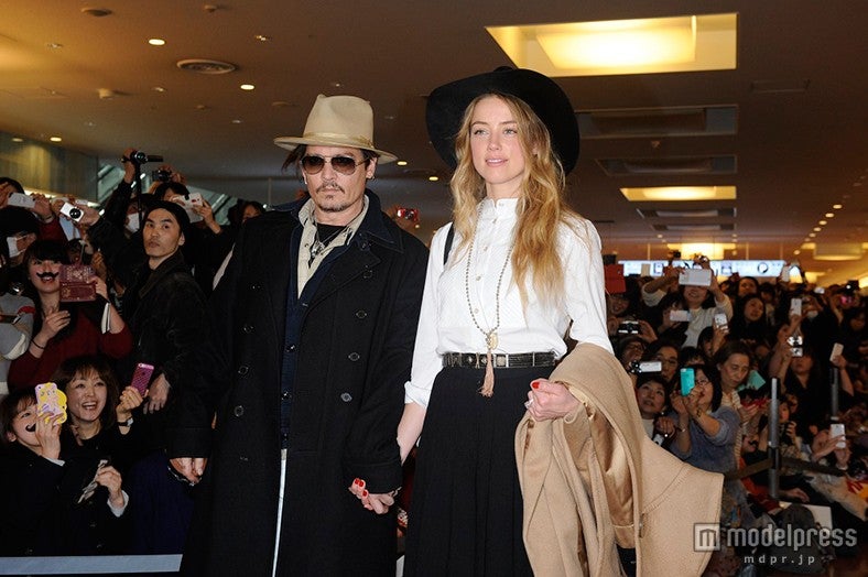 ジョニー・デップ、婚約者アンバー・ハードと手つなぎ来日