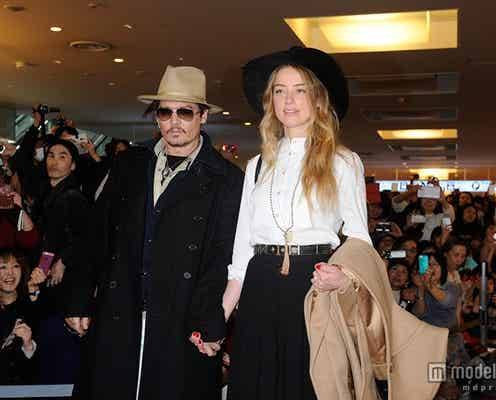 ジョニー・デップ、婚約者アンバー・ハードと手つなぎ来日