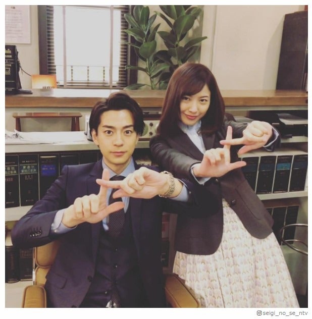 吉高由里子、三浦翔平と立場逆転？「セ」ポーズ披露＜正義のセ＞