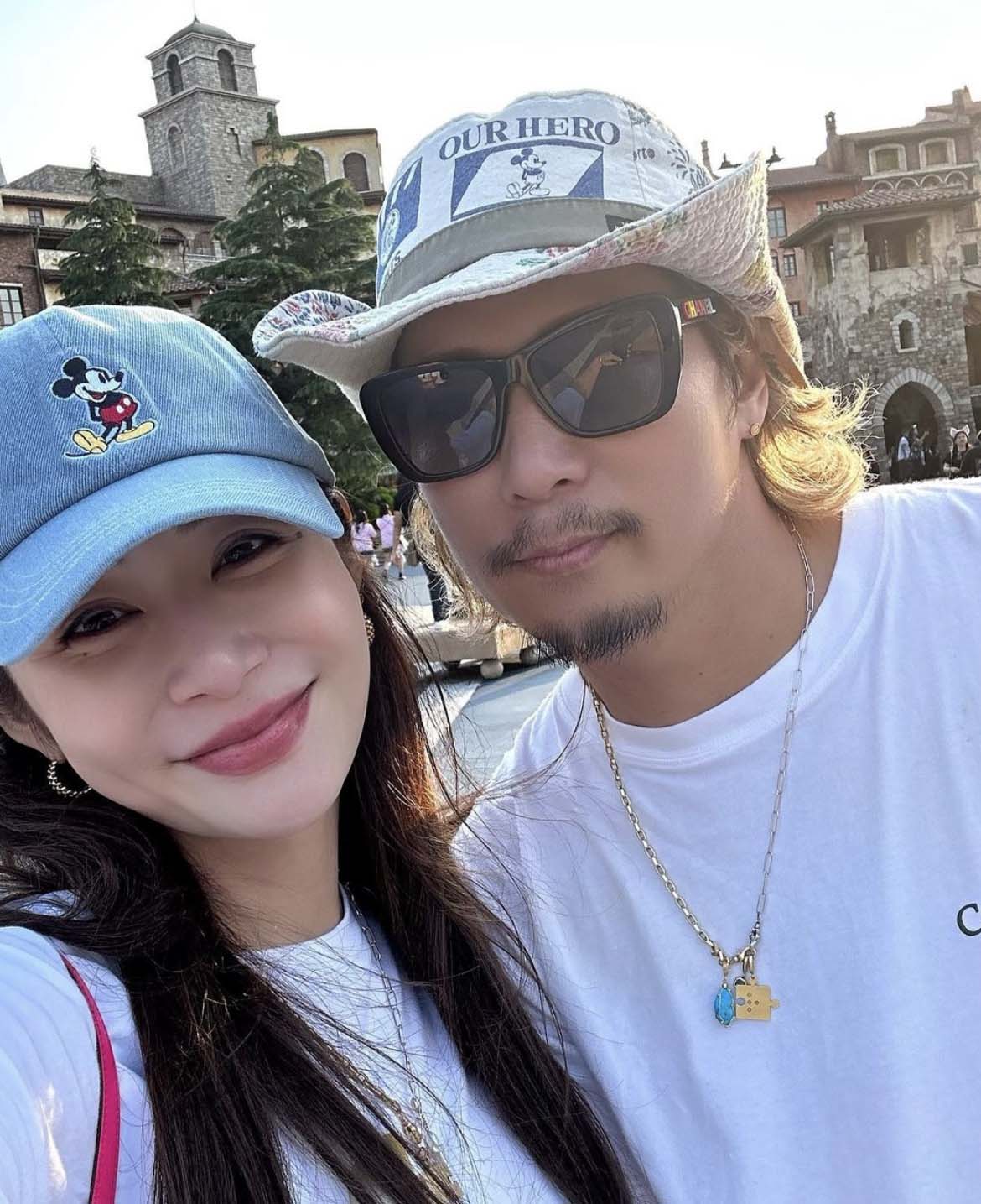 黒木啓司さん＆宮崎麗果さん夫妻、マリウス葉さんとディズニーシーへ 家族ぐるみの満喫ショットが話題「オーラがすごい」