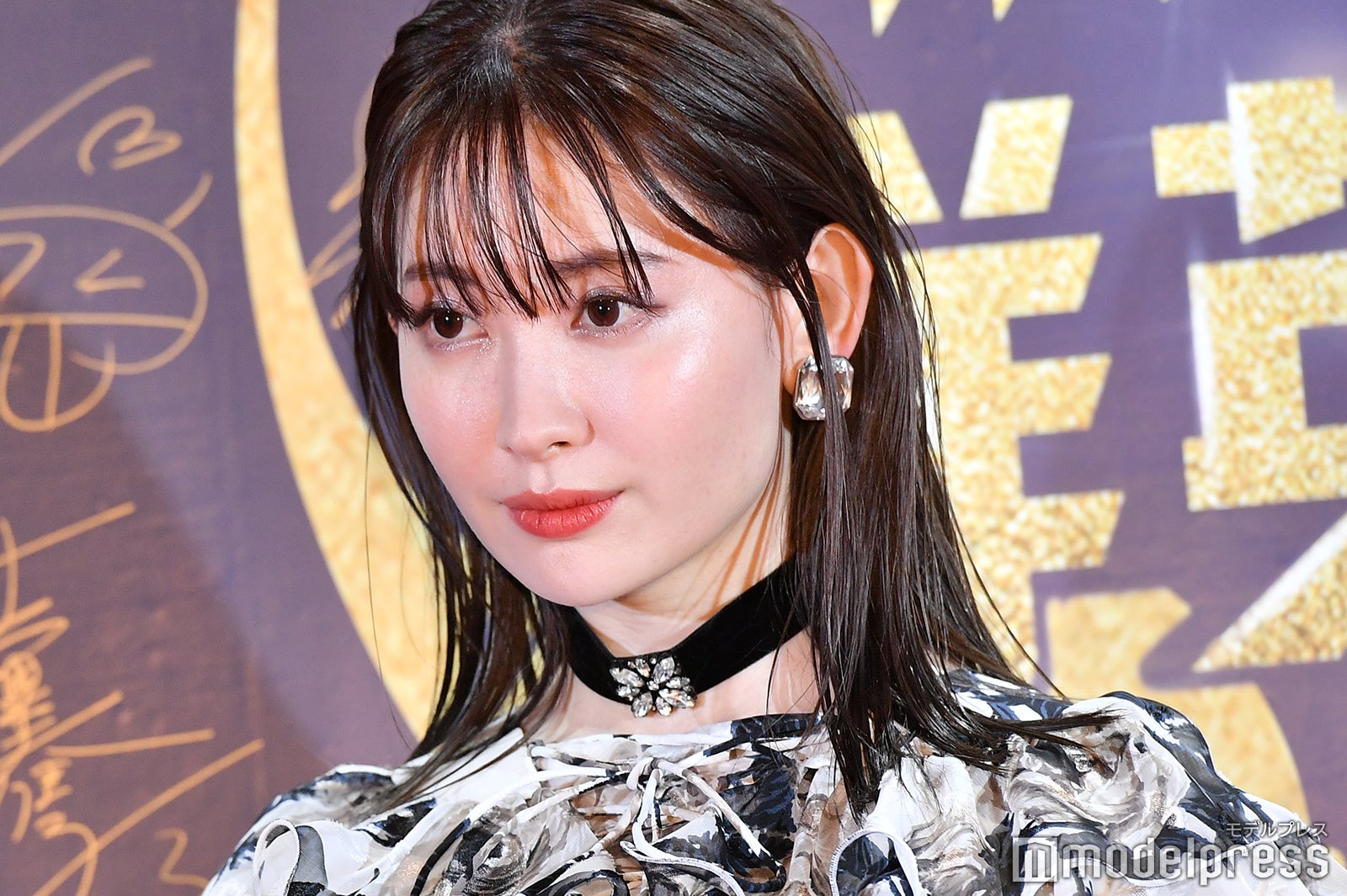 小嶋陽菜、美ボディ全開のウシに変身 正月恒例“SEXY年賀状”披露