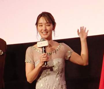 美しすぎる鎖骨！剛力彩芽シースルードレスで魅せた透明感 映画「お終活3」舞台あいさつ、劇中ではウエディングドレスも着用