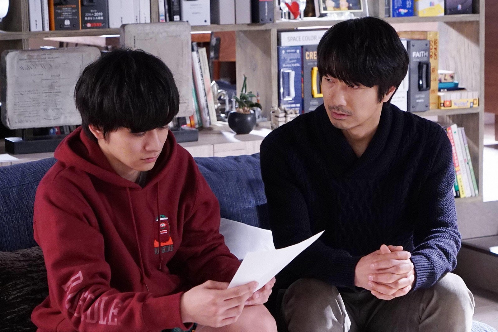 北村匠海、眞島秀和／「隣の家族は青く見える」最終話より（C）フジテレビ