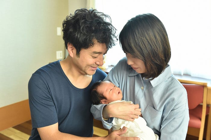 ムロツヨシ、戸田恵梨香/「大恋愛~僕を忘れる君と」第9話より(C)TBS
