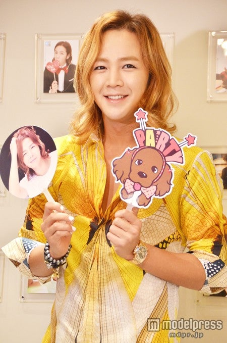 グッズを手に微笑むチャン・グンソク