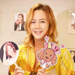 グッズを手に微笑むチャン・グンソク