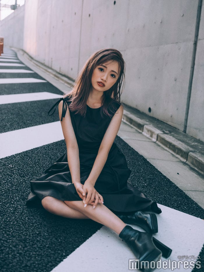 中井りか/ワンピース:REDYAZEL/ブーツ:RANDA/リング:共にmasae/(C)モデルプレス