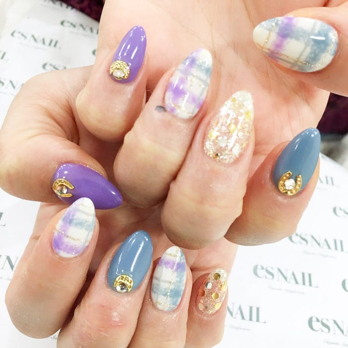 パープル×スモーキーブルーで大人可愛く/画像提供:esNAIL