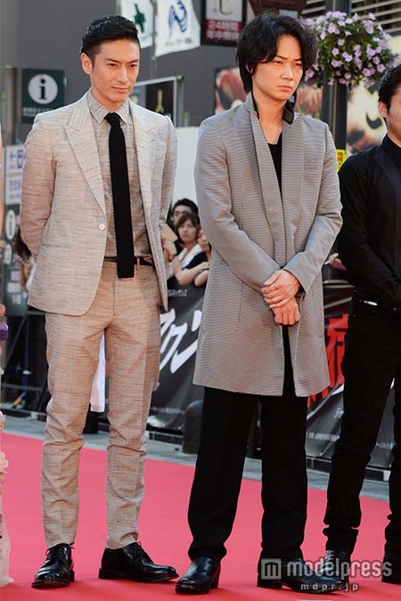 (左から)伊勢谷友介、綾野剛