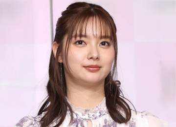 新川優愛 白T×メガネ圧巻ビジュに絶賛の声「めっちゃ可愛いんですけど！」「メガネの女神」