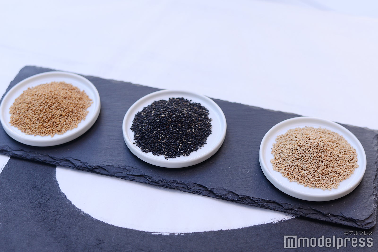 ゴマサブレには金ゴマ、黒ゴマ、白ゴマの3種を使用 （C）モデルプレス