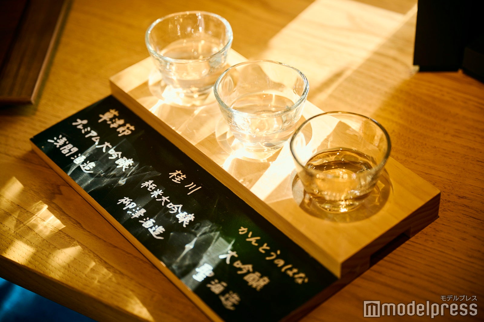 ここならではの地酒を飲み比べられて楽しい（C）モデルプレス
