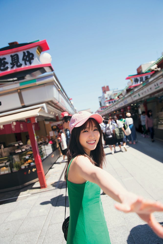 欅坂46公式ツアーブック、発売前重版決定 菅井友香の“食べ歩きデートシーン”公開＜KEYAKI＞