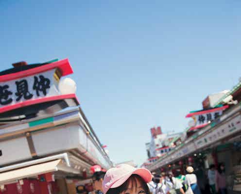 欅坂46公式ツアーブック、発売前重版決定 菅井友香の“食べ歩きデートシーン”公開<KEYAKI>