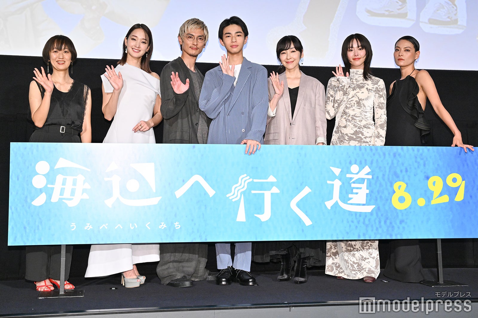 （左より）横浜聡子監督、剛力彩芽、高良健吾、原田琥之佑、麻生久美子、唐田えりか、菅原小春（C）モデルプレス