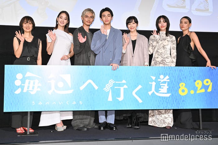 (左より)横浜聡子監督、剛力彩芽、高良健吾、原田琥之佑、麻生久美子、唐田えりか、菅原小春(C)モデルプレス