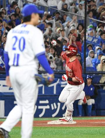 楽天 伊藤光が12球団本塁打を達成！NPB史上49人目 九回に2年ぶりの今季1号をバックスクリーンへ かつての本拠地が大歓声に