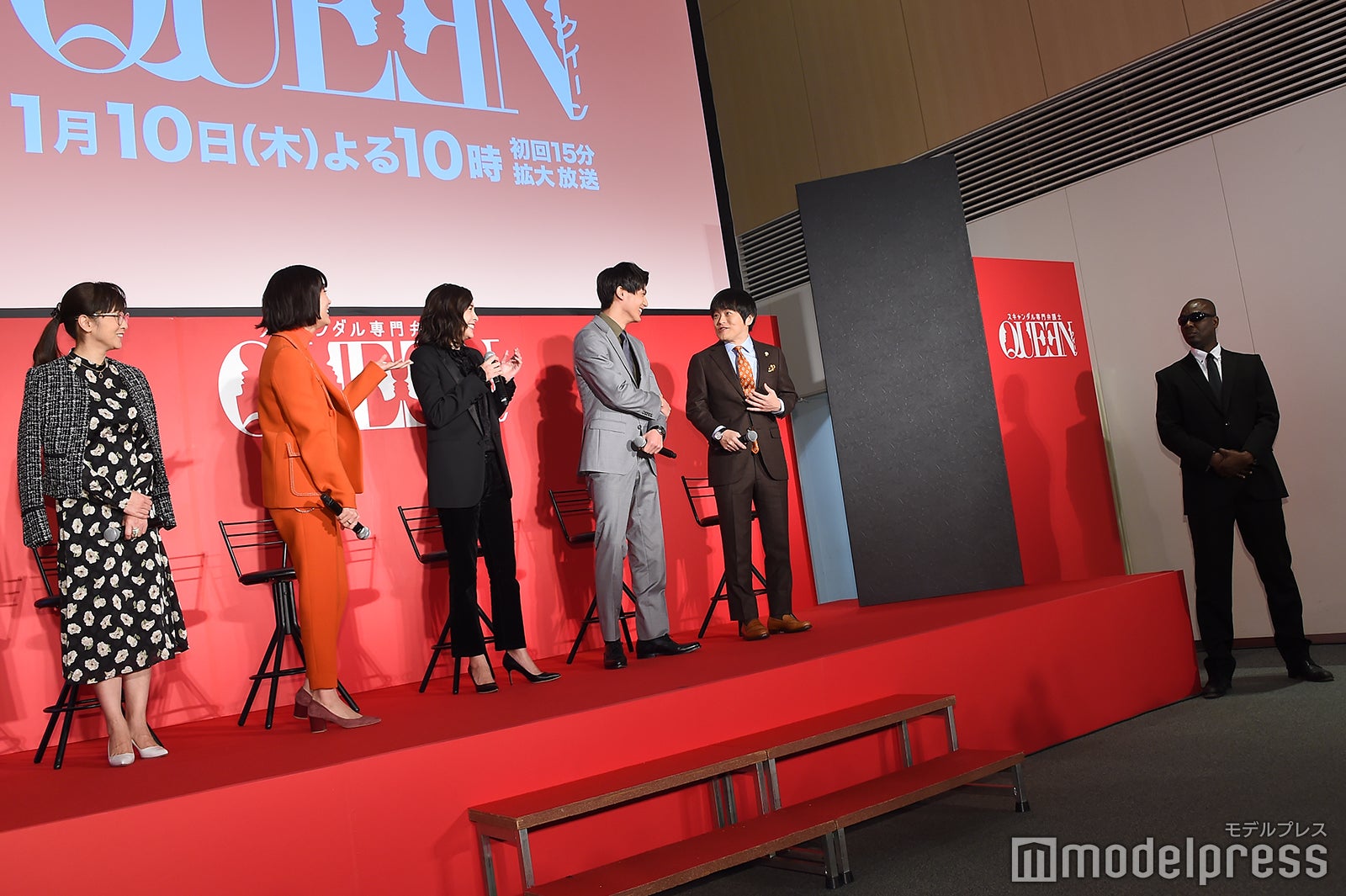 会見を警備していたSPに驚くキャスト陣 （C）モデルプレス