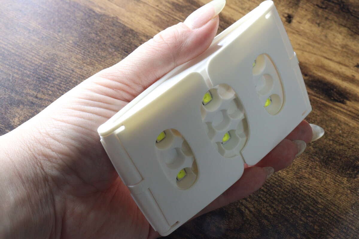 手に持ってコンパクトさや裏側のLEDライト配置を確認している様子 手に持ってコンパクトさや裏側のLEDライト配置を確認している様子