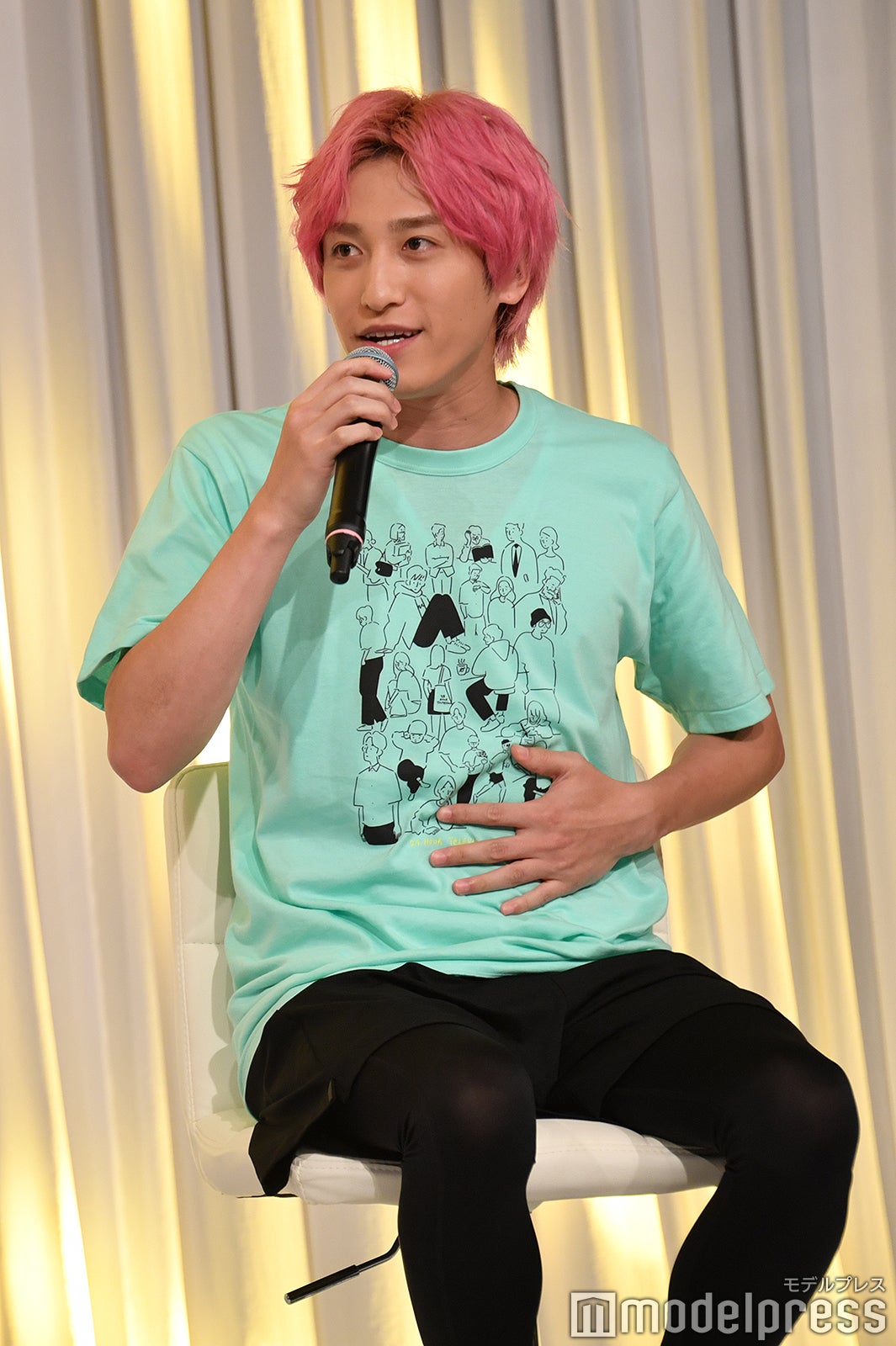 “兼近グリーン”のチャリTシャツを着用する兼近大樹（C）モデルプレス