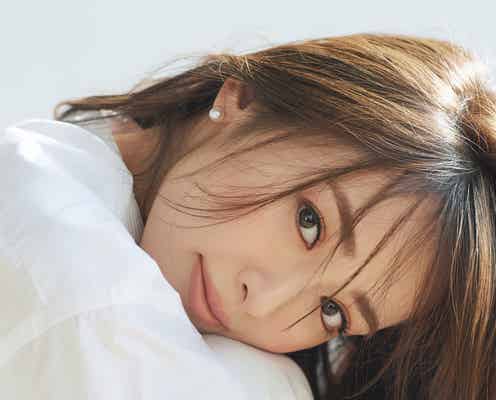 泉里香、ドアップの眼差しにドキリ オールホワイトコーデ×コーラルメイクで春めく可愛さ