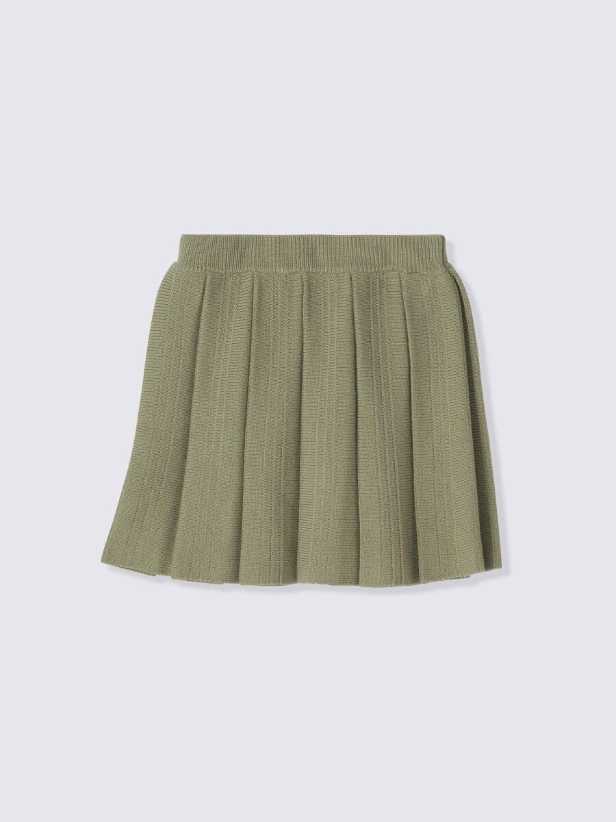 カーキ色のニットプリーツミニスカートを平置きにした状態