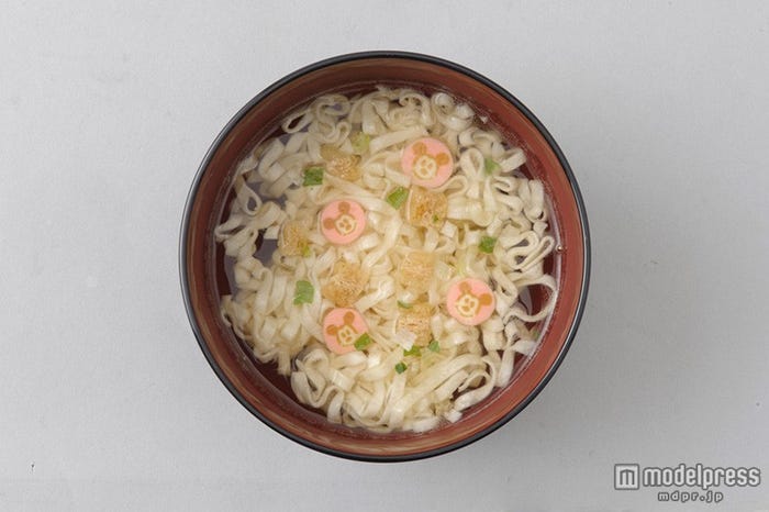 うどんイメージ、ミッキーモチーフのかやく入り/(C)Disney