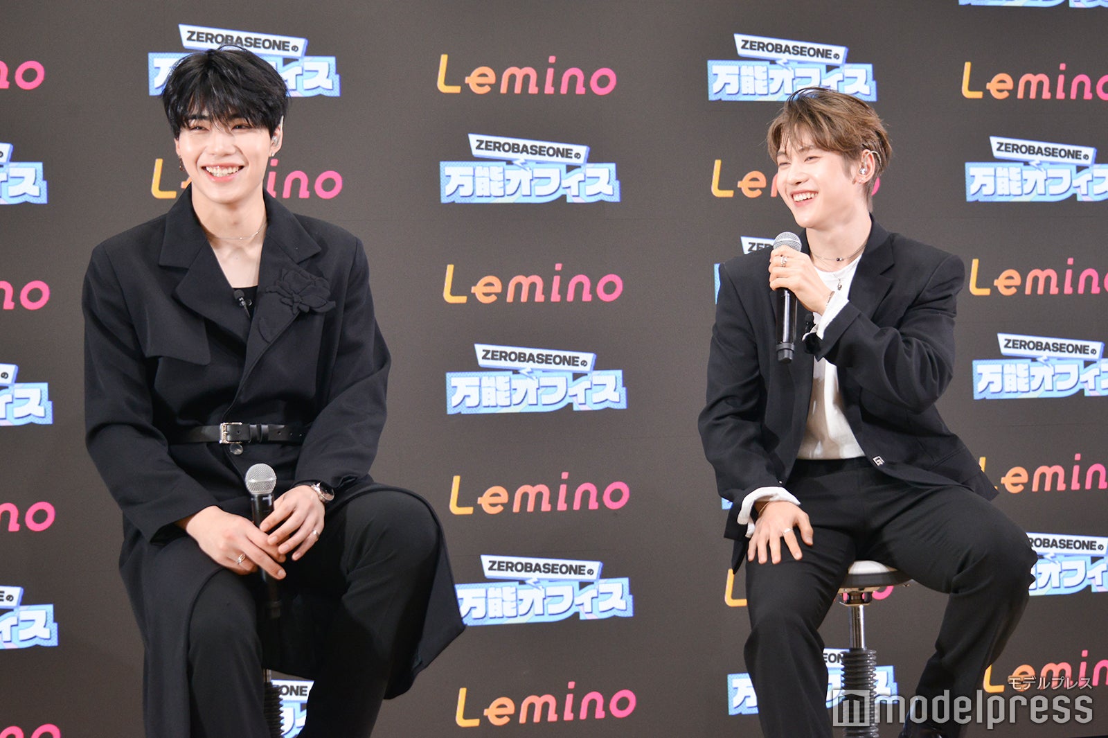 ソク・マシューにスーツ姿を褒められ照れるパク・ゴヌク（C）モデルプレス