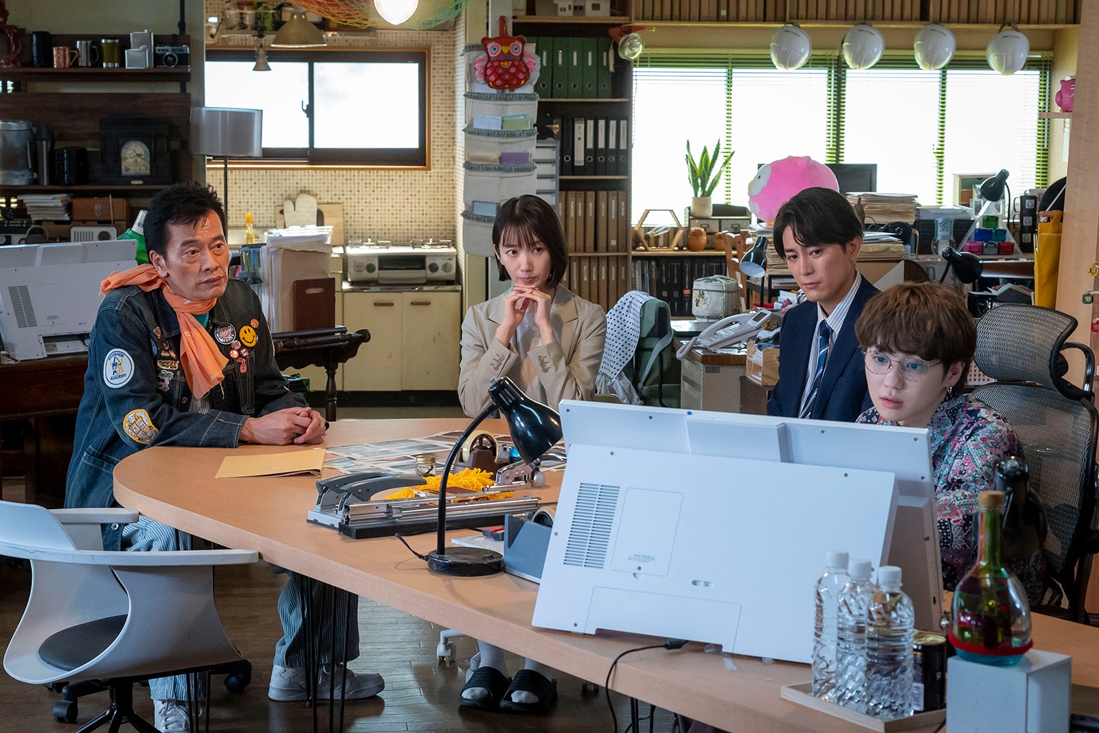 （左から）遠藤憲一、波瑠、間宮祥太朗、吉野北人／「魔法のリノベ」第3話より（C）カンテレ