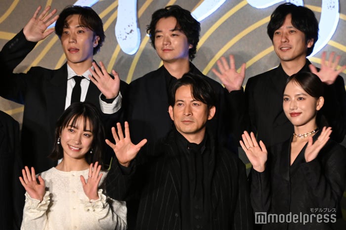 (後列左から)早乙女太一、染谷将太、二宮和也(前列)藤崎ゆみあ、岡田准一、清原果耶(C)モデルプレス