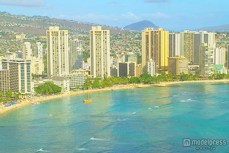 ワイキキビーチの沖合に浮かぶ水上遊園地「ワイキキオーシャンクラブ」